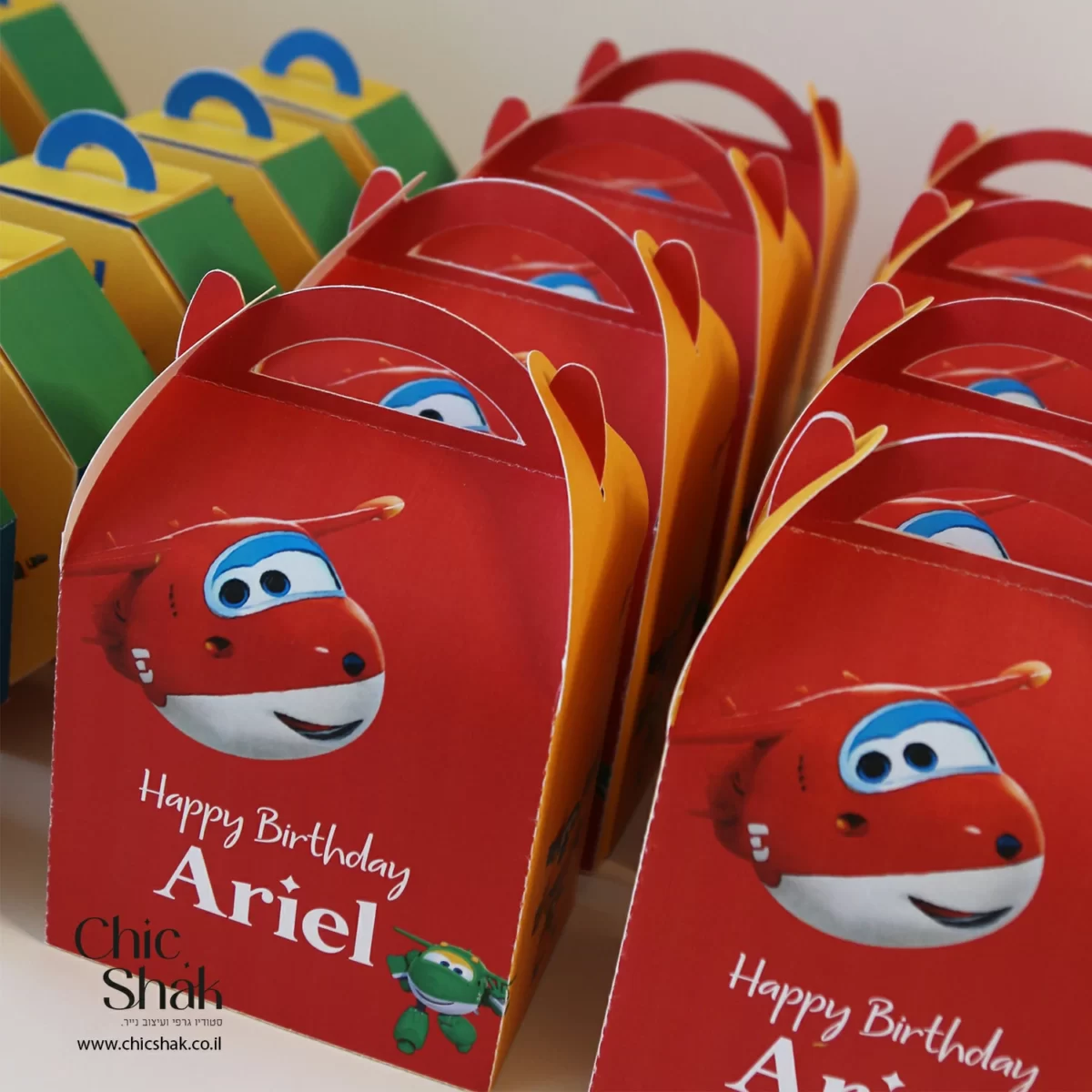 קופסאות מזוודה בקונספט מטוסי על